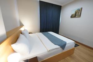 Una cama o camas en una habitación de Yarmouk Hotel Erbil 13 fotos más