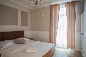 ein Schlafzimmer mit einem Bett und einem großen Fenster in der Unterkunft Restauracja & Pokoje Gościnne Polowczyk in Miąskowo