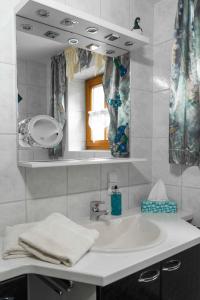 a bathroom with a sink and a mirror at Ferienwohnung Hofer in Spalt