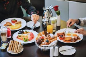 الطعام في الفندق أو بالجوار
