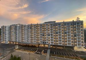 丹那拉打Zenith Suites Cameron的一座大楼，前面有一个停车场