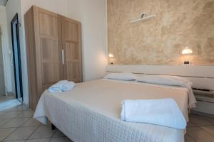 Postel nebo postele na pokoji v ubytování HOTEL JOHN