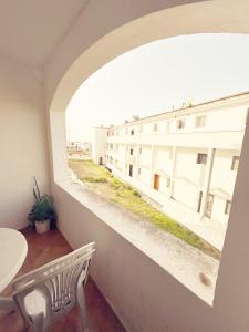 a room with a window with a bench and a building at Résidence Tarifa in Mrarech