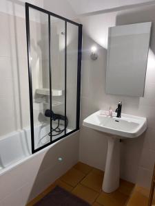 Gallery image of Charmant T2 en plein centre ville de Cavaillon in Cavaillon +1 photo