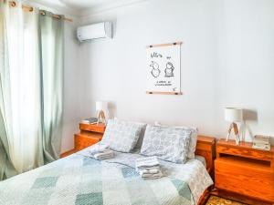 イラクリオン・タウンにあるArtistic Getaway Home - Super Centralのベッドルーム1室(青と白の毛布付きのベッド1台付) +37枚の写真
