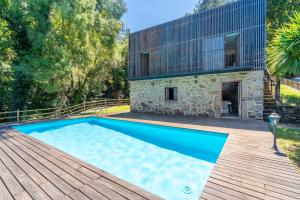 una casa con piscina accanto a un edificio di Moinhos do Coto a Vila Verde