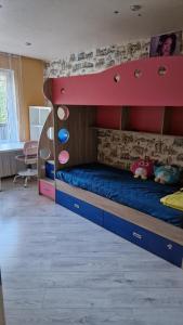 Un dormitorio con una litera en una habitación. en MC apartments, en Rēzekne