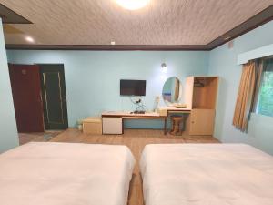 Postel nebo postele na pokoji v ubytování 大潭山莊 Da Tan Mountain INN