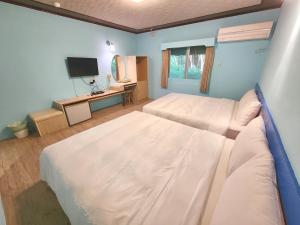 Postel nebo postele na pokoji v ubytování 大潭山莊 Da Tan Mountain INN