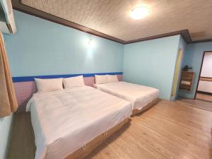 Postel nebo postele na pokoji v ubytování 大潭山莊 Da Tan Mountain INN