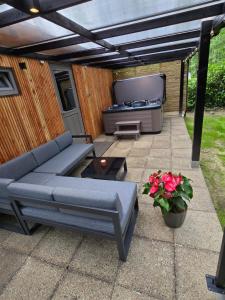 Posezení v ubytování Tiny Lodge met prive Jacuzzi