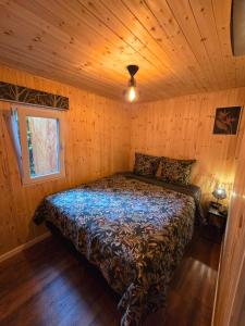 Postel nebo postele na pokoji v ubytování Tiny Lodge met prive Jacuzzi