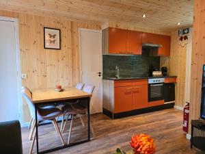 Kuchyň nebo kuchyňský kout v ubytování Tiny Lodge met prive Jacuzzi