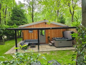 Zahrada ubytování Tiny Lodge met prive Jacuzzi