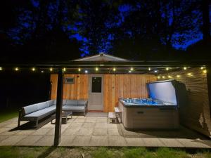 Fotografie z fotogalerie ubytování Tiny Lodge met prive Jacuzzi v destinaci Lanaken