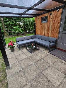 Posezení v ubytování Tiny Lodge met prive Jacuzzi