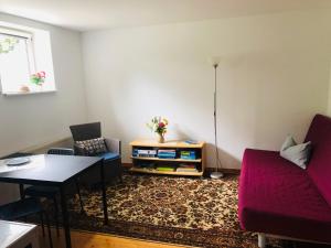 a living room with a couch and a table at Ferienwohnung Lichterfelde Apartment in Berlin