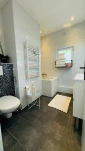 Koupelna v ubytování Little happiness proche Paris + 28 fotografií