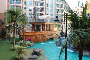 une piscine dans un hôtel avec un parc aquatique dans l'établissement Atlantis Condo Resort By Somphong, à Jomtien Beach