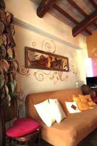 A seating area at Holiday Home La Casetta delle Candele