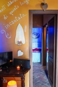 A television and/or entertainment centre at Holiday Home La Casetta delle Candele