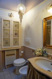 A bathroom at Holiday Home La Casetta delle Candele