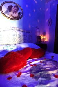 A bed or beds in a room at Holiday Home La Casetta delle Candele