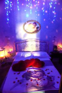 A bed or beds in a room at Holiday Home La Casetta delle Candele