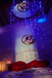 A bed or beds in a room at Holiday Home La Casetta delle Candele