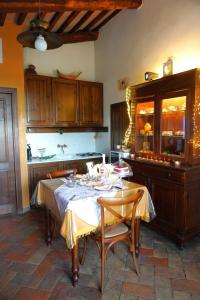 A kitchen or kitchenette at Holiday Home La Casetta delle Candele Még 37 kép