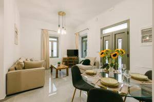 AmpavrisEvgenia's House的带桌椅和沙发的客厅