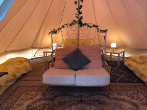Posezení v ubytování Beaurepaire Bell Tent