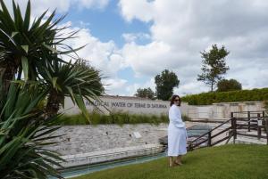 A garden outside Holiday Home La Casetta delle Candele