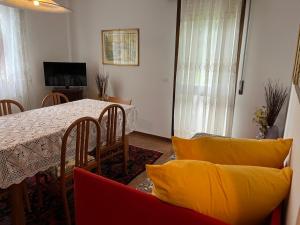 TV a/nebo společenská místnost v ubytování Casa Feletto con parco verde vicino uscita autostrada e fiera