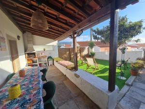 un patio con tavolo e sedie e un giardino di Sintra Cottage a Sintra