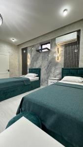 Кровать или кровати в номере Zam-Zam Hotel Turkestan