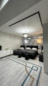 Habitación grande con 2 camas y lámpara de araña. en Zam-Zam Hotel Turkestan, en Türkistan 66 fotos más