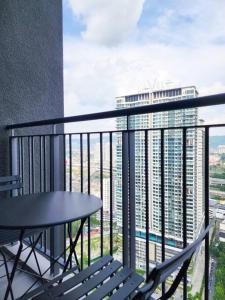 吉隆坡Sunway Velocity 2 -- Dual Key X Child Friendly with Comfy Home by Cowidea的一个带桌椅的阳台和一座建筑