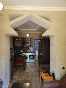 una cucina e un soggiorno con un grande soffitto di apartment on leonidze 18 a Tbilisi City