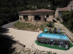 Montclar-sur-GervanneにあるGîte Le Chaudron 1 à 7pers avec piscineの家の前にプールがある家
