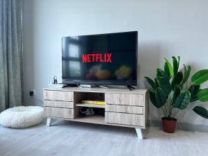 JQ 合一民宿3 Unity Homestay 3 NEW 5pax Netflix Cinema的电视和/或娱乐中心