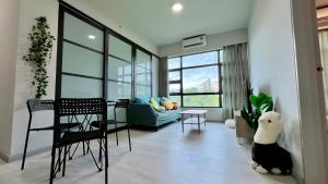 哥打京那巴鲁JQ 合一民宿3 Unity Homestay 3 NEW 5pax Netflix Cinema的带沙发和动物塞的东西的客厅