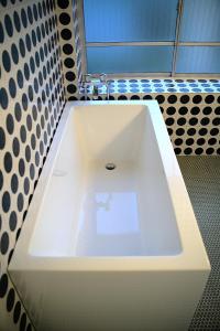 a white sink in a bathroom with black and white tiles at 白浜レジデンス 1日1組限定 ファミリー向け 炭火焼イタリアンディナー付き in Minamiboso +30 photos