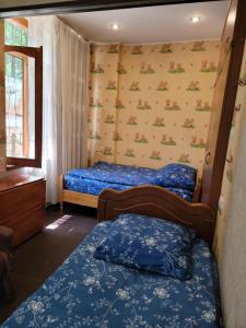 una piccola camera da letto con due letti e una finestra di apartment on leonidze 18 a Tbilisi City