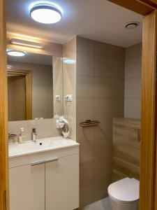 Kúpeľňa v ubytovaní Seaside Park Apartament z widokiem na morze + 7 fotografií
