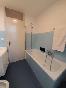 Santo Stéfano UdineseにあるVilla d'Arcano-3 camere-Ampio giardinoのバスタブと洗面台のあるバスルーム +36枚の写真