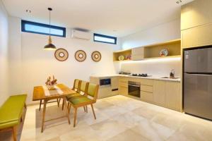 Kuchyň nebo kuchyňský kout v ubytování Modern 3 BR Private Pool Villa ZN103