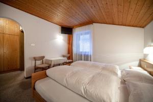 Postel nebo postele na pokoji v ubytování Alara Rooms