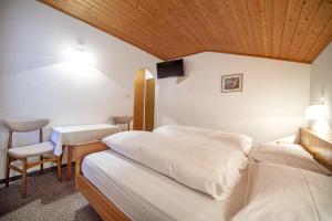 Postel nebo postele na pokoji v ubytování Alara Rooms