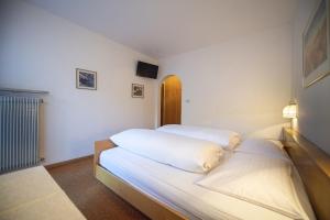 Postel nebo postele na pokoji v ubytování Alara Rooms